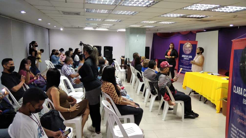 manuelita1504's tweet photo. #Hoy
#20SEPT
Agradezco invitación: #Conversatorio en @femsurvzla
Acompañando a la #ComunidadSorda de @AscaracasAsc
Tema:
#ViolenciaDeGénero en la #MujerSorda=Persona con discapacidad #PcD auditiva
#ILSV #LSV
#Inclusión #Equidad
@Inamujer_V
@MinMujerVe
@Conapdis
@ReneColtatVivas https://t.co/yR5L3Ivu1r