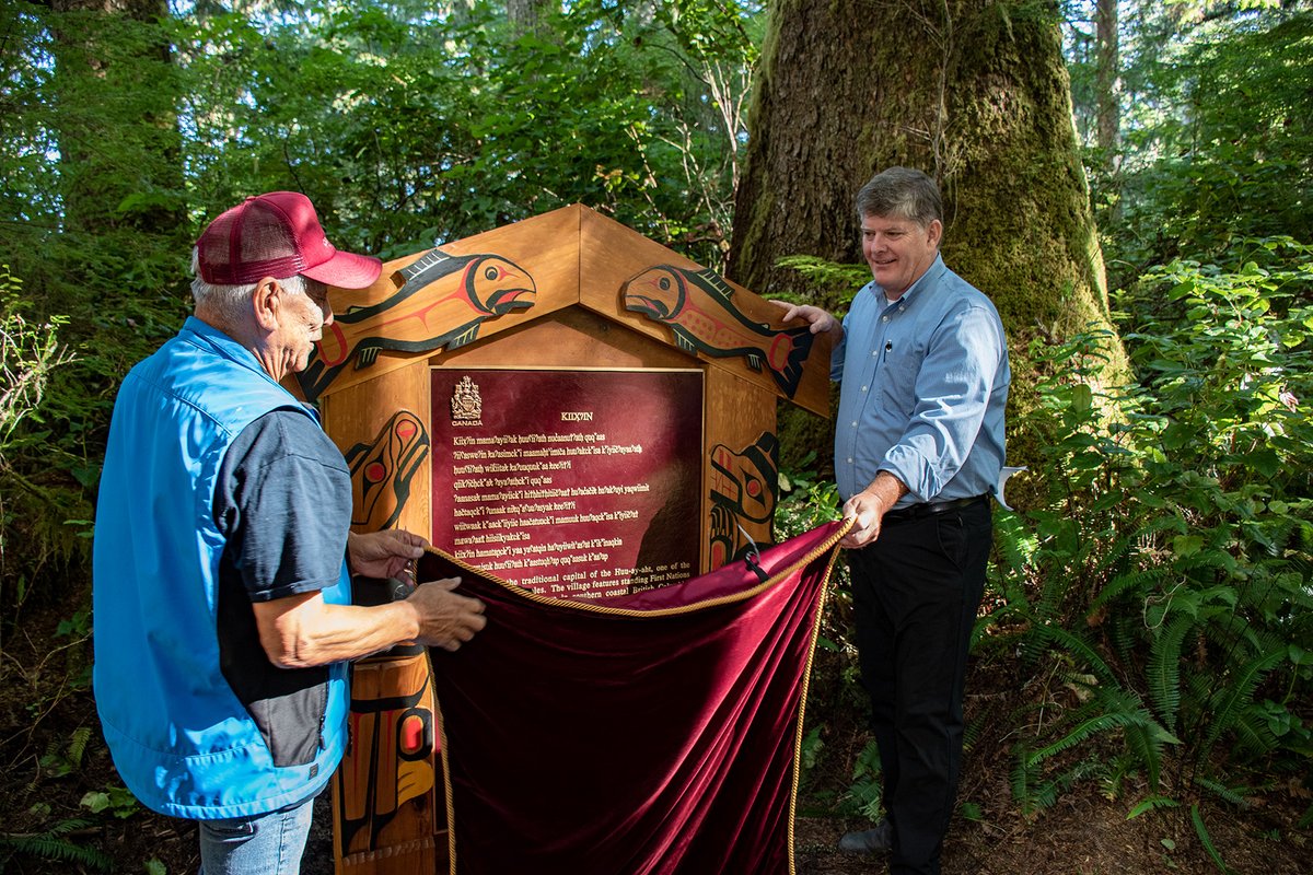 RPNPacificRim's tweet photo. Le #GduC et @HuuayahtFN commémorent officiellement le village et la forteresse de Kiix̣in comme lieu historique national.
Apprenez-en plus ➡ https://t.co/ZPixm3bq5Y
@GCAutochtones https://t.co/fEg0yL62l1