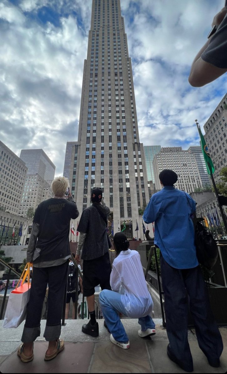OnlyLookAtMino's tweet photo. [‼️] Lee Seunghoon IG story update with WINNER taking pictures of the 30 Rockefeller Plaza building 

▶️ https://t.co/Dxjc9eYnTb

#MINO #송민호 @official_mino_ #��너 #WINNER @yginnercircle #NYC https://t.co/40bN82j6H4