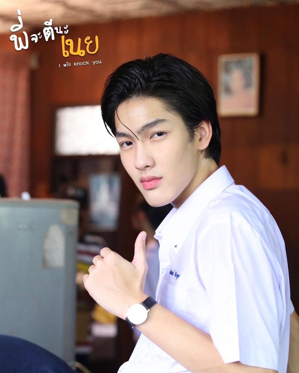 NotiBLOficial's tweet photo. 🚨PRÓXIMAMENTE🚨

#TarAtiwat en imagen promocional para #IWillKnockYou, BL sobre un tutor que defiende a un estudiante de una pandilla, situación que lo comenzará a unir mediante un romance con el líder

#BL #พี่จะตีนะเนย https://t.co/ud1TtuSSbT