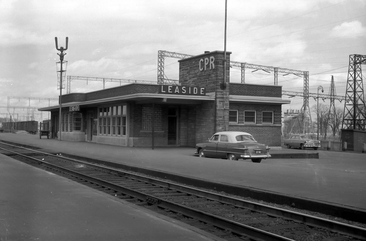rudydotca's tweet photo. #ThenAndNow

Leaside CPR Station -- 1955, 2020, 2022 https://t.co/3ywFFZVVi8