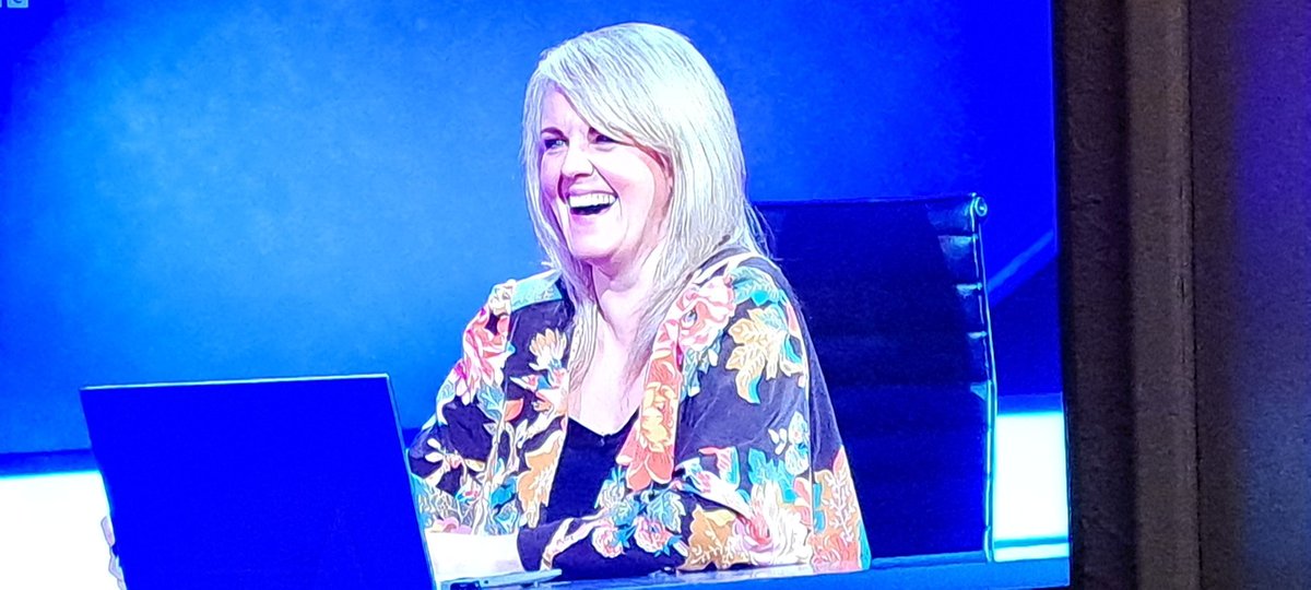 darylxz's tweet photo. @richardosman @sally_lindsay Loving the new hairstyle Richard! (Sorry Sally, someone had to say it. 🙄) #pointless #yawn https://t.co/7Xdw67qL4J