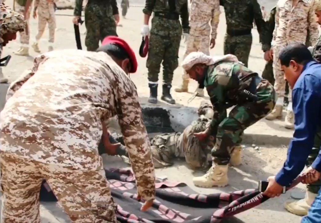 The crater caused by the explosive devices and mines planted by #AQAP in Abyan
Remarkably similar to the crater formed at the site of the assassination of commander Abu al-Yamamah
It is possible that a net of bombs and mines had been planted behind the camp platform earlier.
#حتم