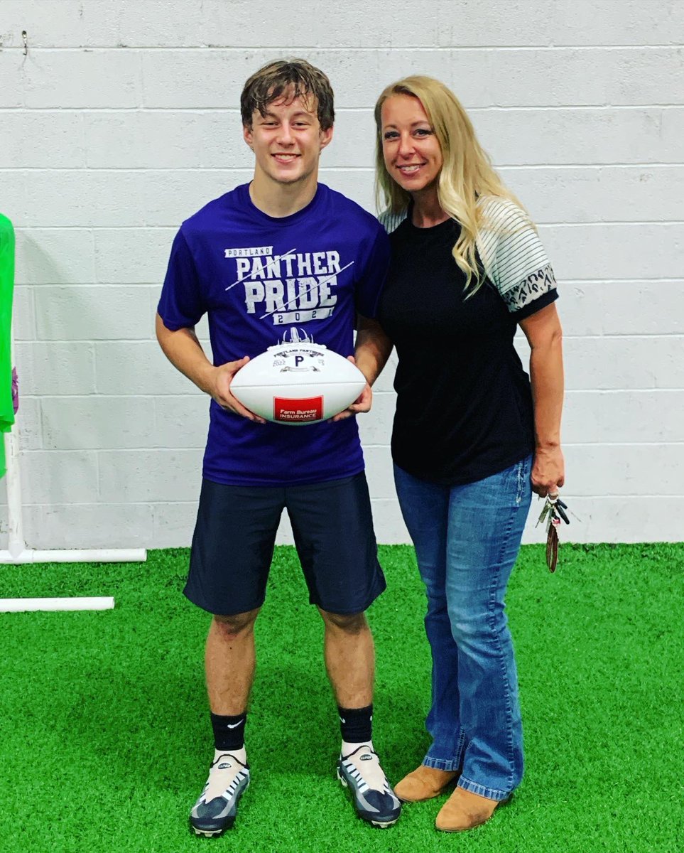 MasonSwonger's tweet photo. 🏈What an honor to receive the Farm Bureau player of the week! 🏈Thank you @chasekowalski and @FarmBureau  #highschoolfootball #collegebound #recruit #fridaynightlights #senior22 https://t.co/e98Dgns8xw