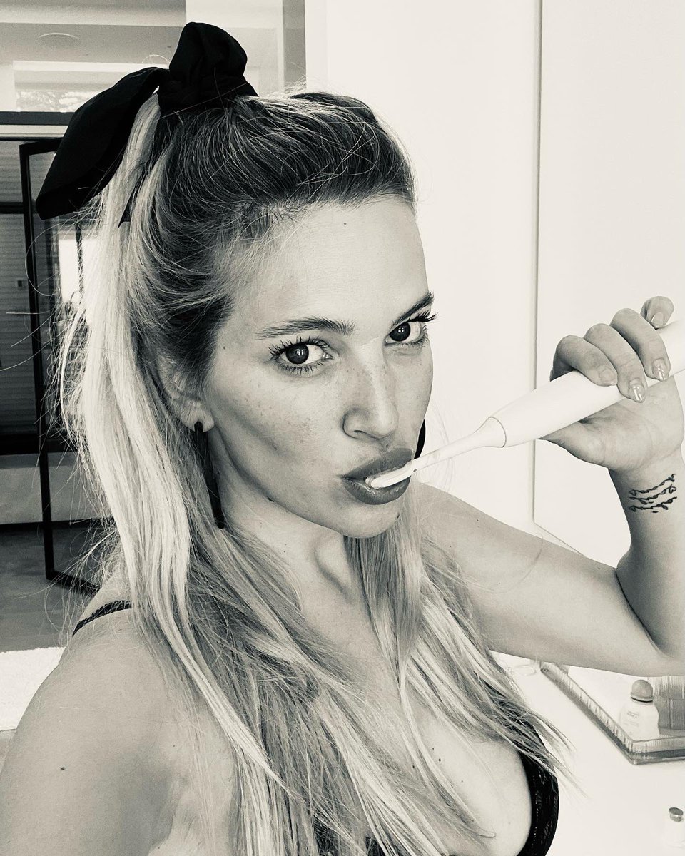 lulopilato's tweet photo. ¿No les pasa que hay días que se sienten re sexys cuando se cepillan los dientes? 😂🫦
.
I feel sexy while I brush my teeth 🫦💄
#mecreomil #luspirit https://t.co/u9f9nXldTq