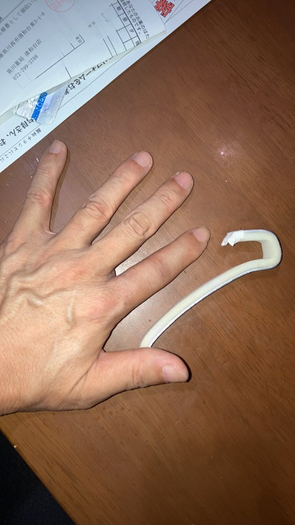 kaze1965's tweet photo. 予定より１週間早く添え木が取れたけど。想像通り、動きません。
またリハビリです。年中骨折とリハビリ繰り返している気がする。
#リハビリ #ストレッチ #マッサージ https://t.co/C5CBvnqABE