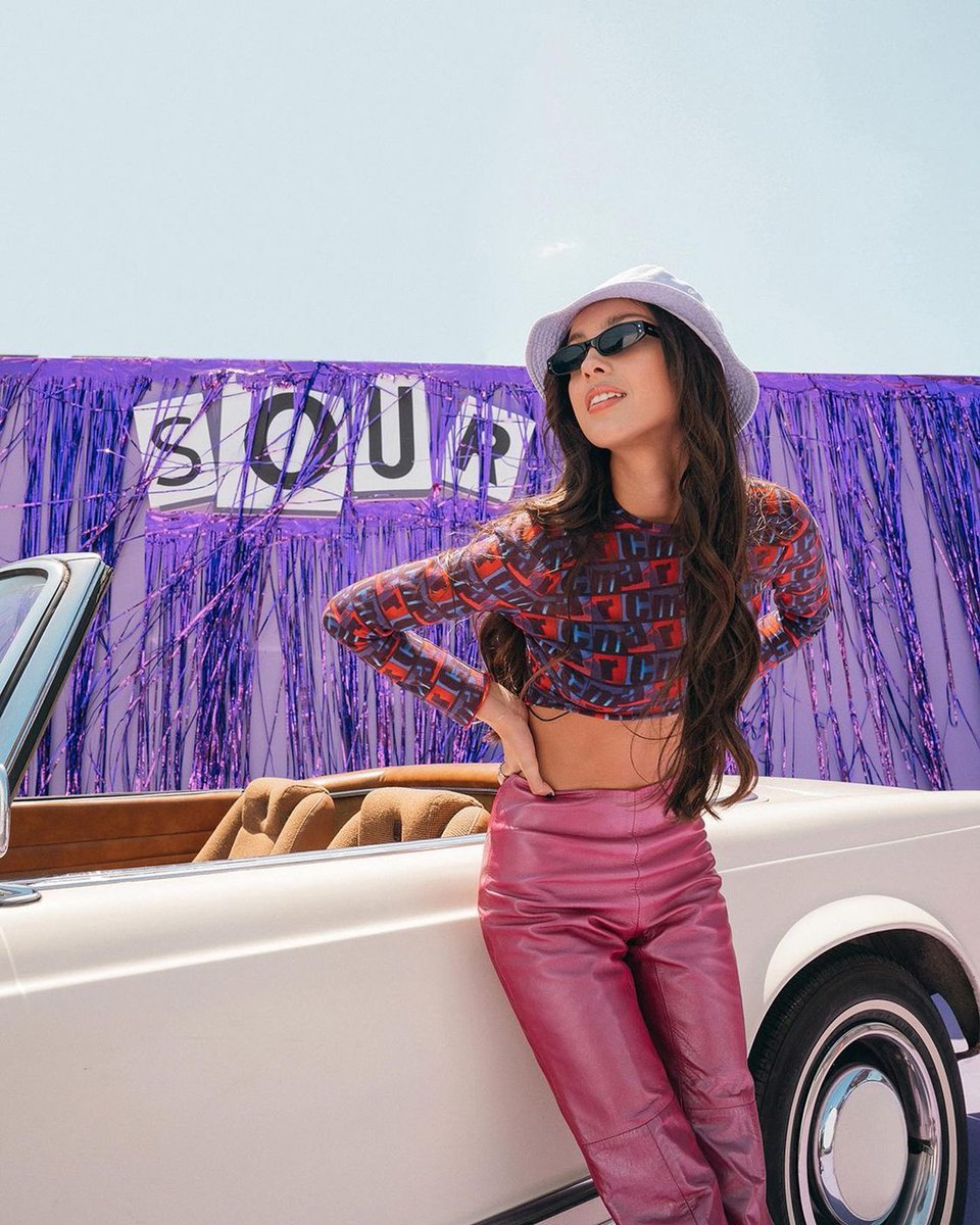 DailyRodrigo's tweet photo. 💬| Netflix's "Do Revenge" director reveals SOUR inspired the film.

"It was going back to those soundtracks [Reputation &amp; Sour]. I did listen to Sour by Olivia Rodrigo a lot [while writing the scripts &amp; directing] because I feel like Sour is a very "Do Revenge" record" https://t.co/277SvDaSdo