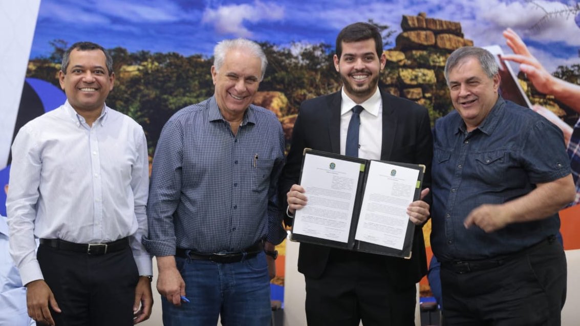 MarcosMontesBR's tweet photo. No Instituto Nacional do Semiárido (@InsaMctic), em Campina Grande, junto ao ministro Paulo Alvim, celebramos hoje uma parceria entre o #MapaBrasil e o #MCTI que vai disponibilizar aos agricultores familiares da região palma forrageira resistente à Cochonilha-do-Carmim. https://t.co/HeDaB8fQmC