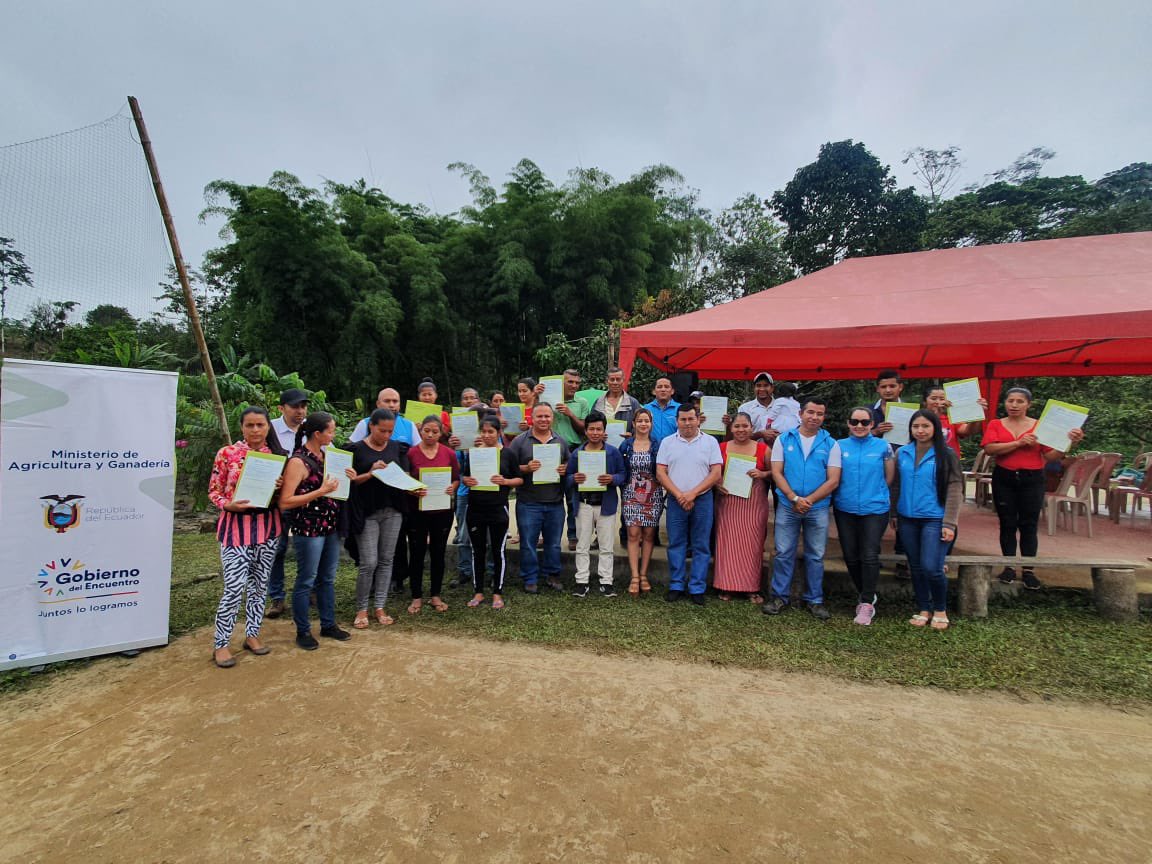 Alex_Padilla85's tweet photo. A través del Proyecto “Regularización de Tierras Rurales y Territorios Ancestrales, la Dirección Distrital MAG Sto. Dgo., realiza la entrega de Títulos de Propiedad a 20 Familias beneficiarias de los Incentivos Agroproductivos del Recinto La Lorena. 
#JuntosLoLogramos https://t.co/T9IPuOplDa