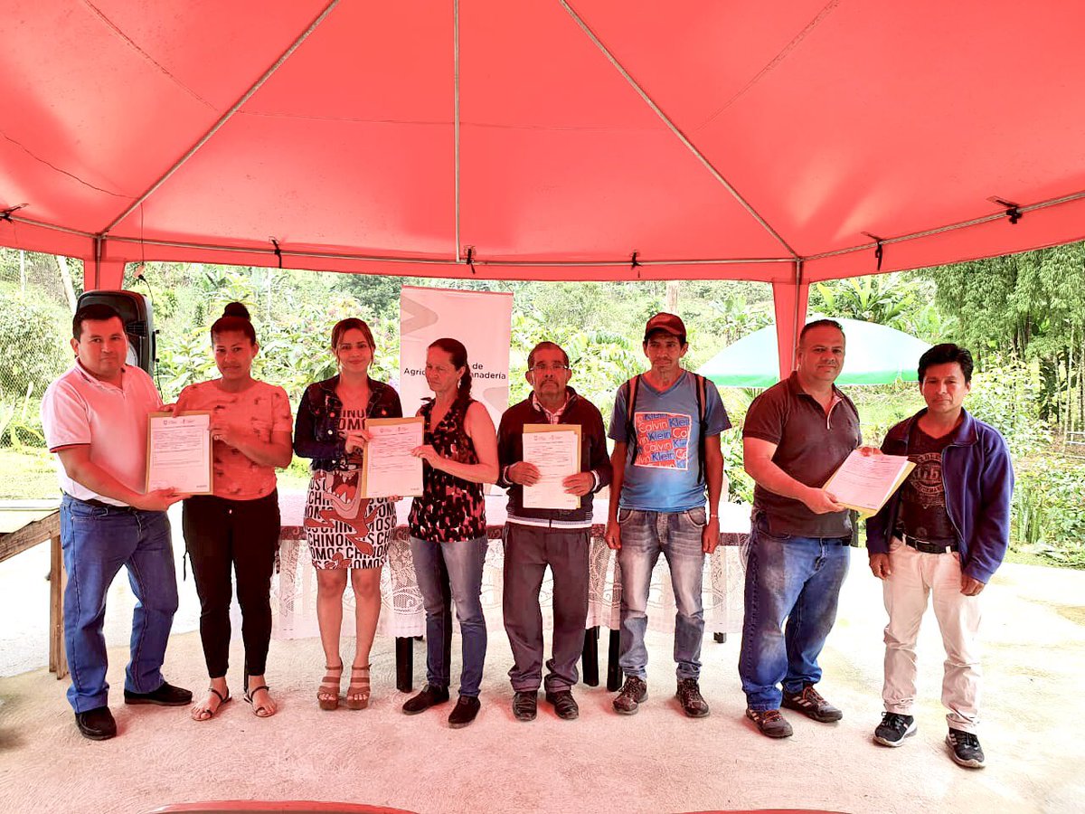 Alex_Padilla85's tweet photo. A través del Proyecto “Regularización de Tierras Rurales y Territorios Ancestrales, la Dirección Distrital MAG Sto. Dgo., realiza la entrega de Títulos de Propiedad a 20 Familias beneficiarias de los Incentivos Agroproductivos del Recinto La Lorena. 
#JuntosLoLogramos https://t.co/T9IPuOplDa