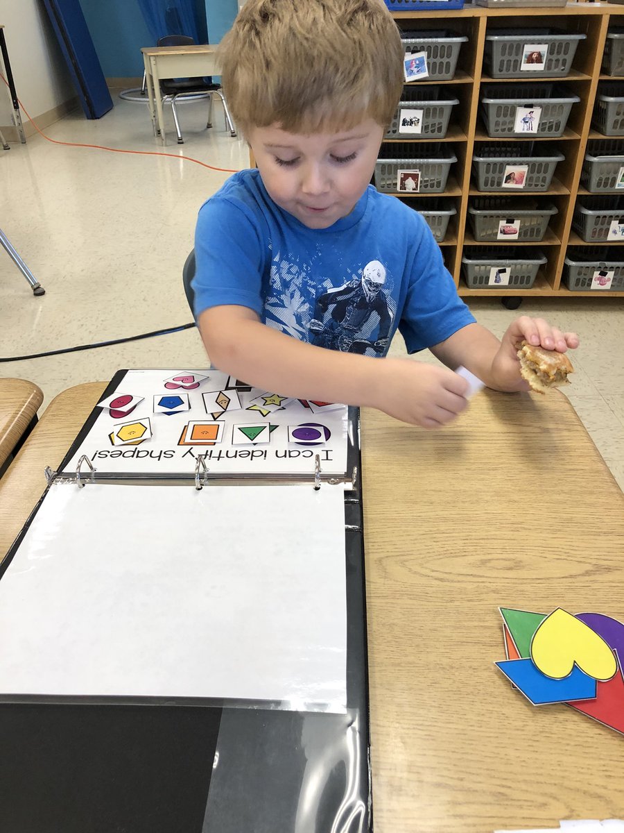 Gainsclassroom's tweet photo. Ms. Daskskakis made “morning work binders” for the students and they are doing so great! https://t.co/jRUGGVmYJG