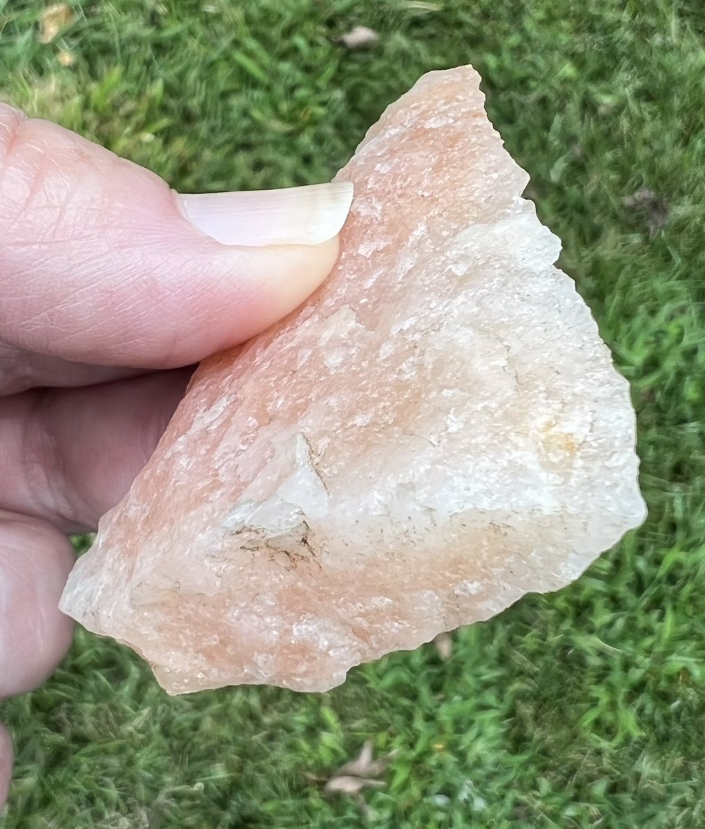 TweetyPAK's tweet image. I&apos;m torn between my love for quartz and not wanting fluorite to go up against it. 😕 In the meantime🤔, here is a (broken) pink quartzite spear *tip* that mysteriously just appeared at my house. 🤷🏻‍♀️🤷🏻‍♀️🤷🏻‍♀️ #Quartz used for #AncientTools #WhereDidItComeFrom