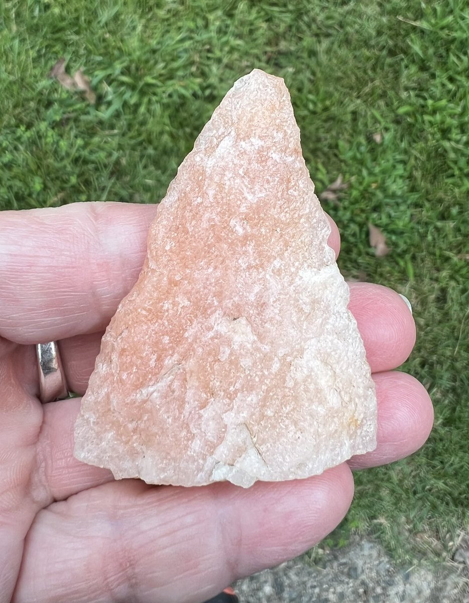 TweetyPAK's tweet image. I&apos;m torn between my love for quartz and not wanting fluorite to go up against it. 😕 In the meantime🤔, here is a (broken) pink quartzite spear *tip* that mysteriously just appeared at my house. 🤷🏻‍♀️🤷🏻‍♀️🤷🏻‍♀️ #Quartz used for #AncientTools #WhereDidItComeFrom