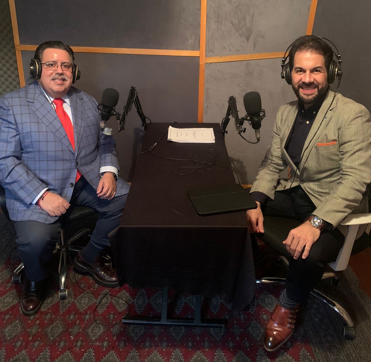 MxScl's tweet photo. Con el Mag. @fer1rangel grabando el Episodio 18 en el  🎙️Podcast del Chief Negotiator🧔🏻

¿Por qué la tramitología de un juicio es complicado? 

No te lo puedes perder, próximo miércoles 21 de septiembre.

#ChiefNegotiator &amp; #ConflictResolutionLawyer https://t.co/flFT3AKYCq