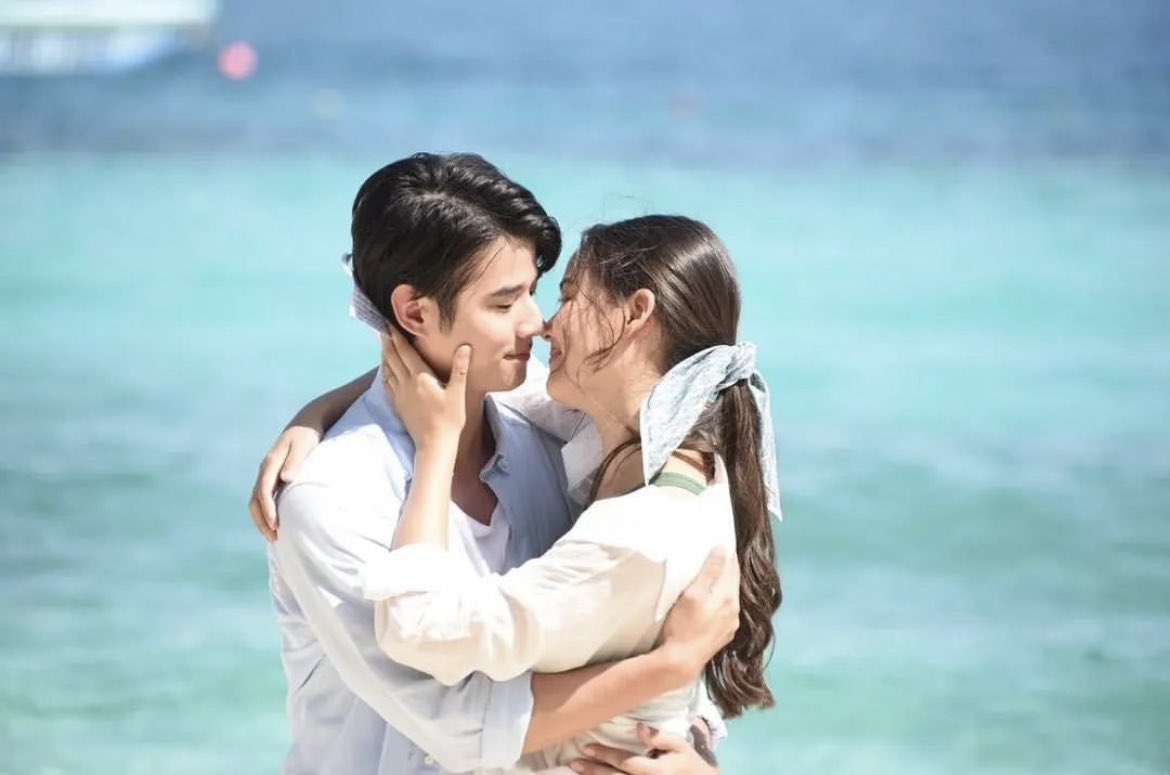 AmerJohan's tweet photo. It’s WednesKLA… so sad.. no new episode 😔 love birds just left us a week before. Missed them so much. Bad Romeo! Missed the smile, the heart beat, the kissing, hug and love with full heart! Ooh Kaokla and Saikhim. 🤍💙 #badromeo #mariomaurer #urassaya https://t.co/297zGyDA42