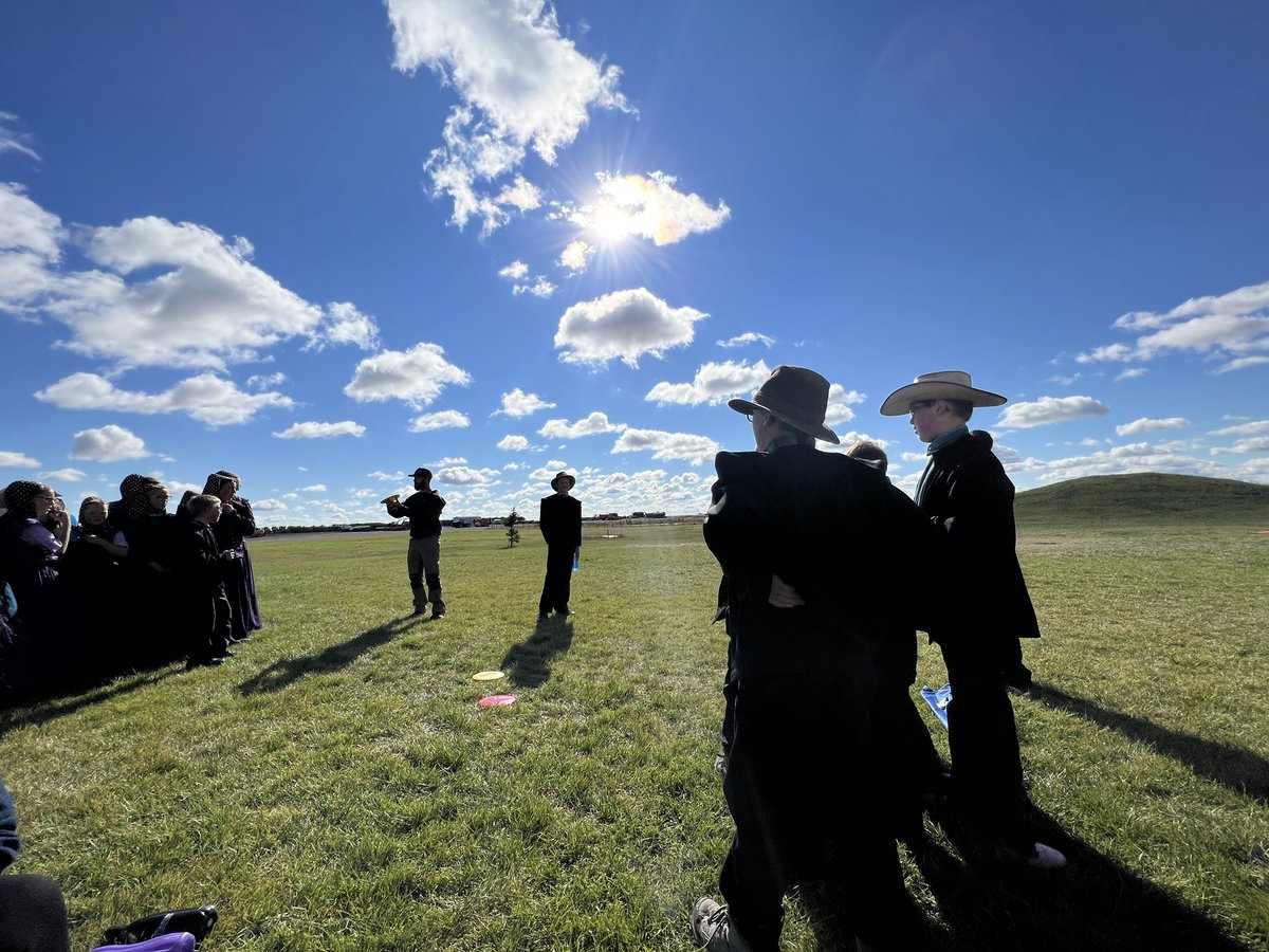 tessteaches's tweet photo. A big thank you to PEAKS for coming to visit us today. Our students had a great day learning about Métis history and the blending of cultures all around us. We also had some outdoor learning which involved frisbees and step dynamics! @LRSD_68 #placebased https://t.co/31x45mahPk