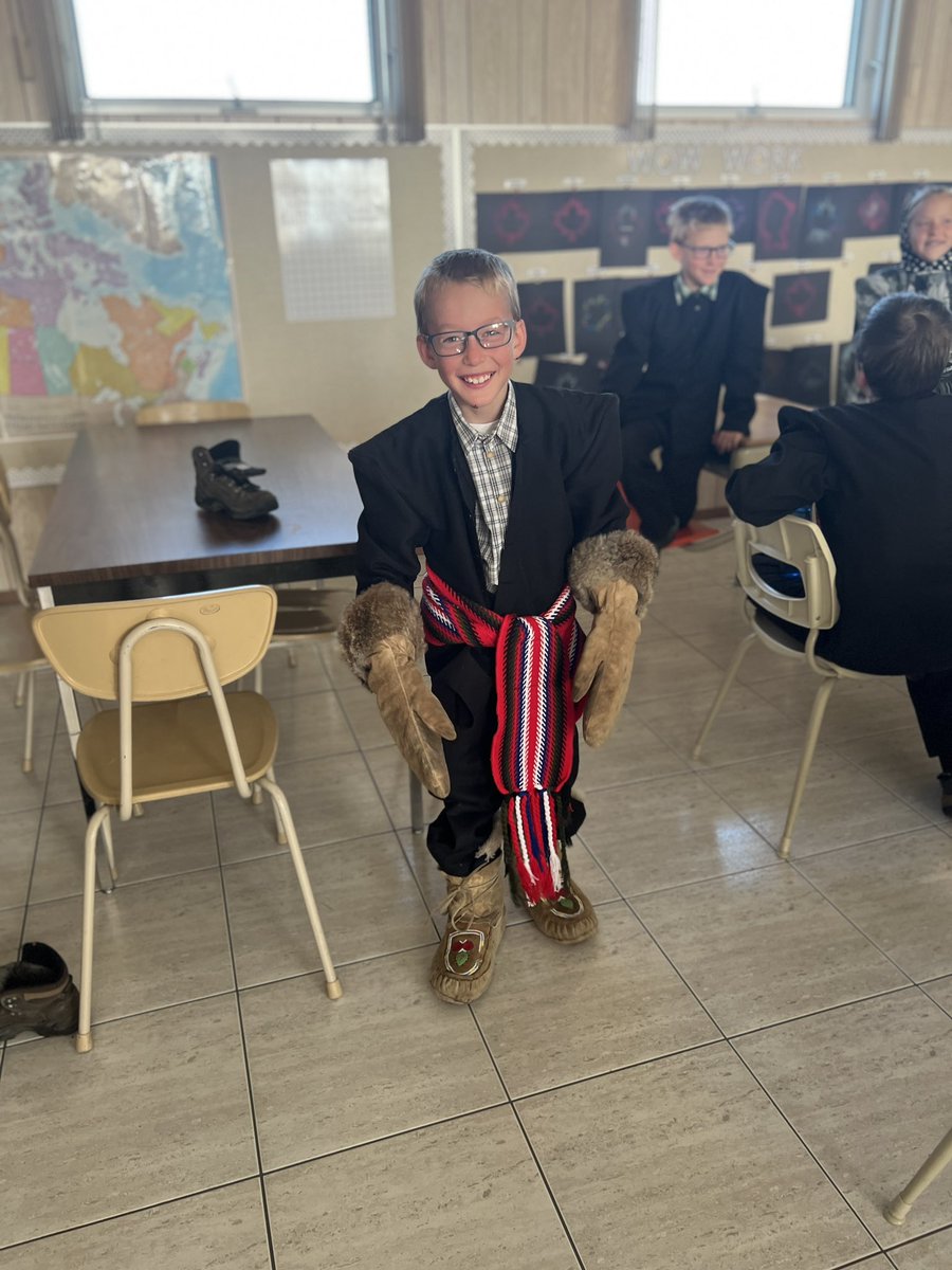 tessteaches's tweet photo. A big thank you to PEAKS for coming to visit us today. Our students had a great day learning about Métis history and the blending of cultures all around us. We also had some outdoor learning which involved frisbees and step dynamics! @LRSD_68 #placebased https://t.co/31x45mahPk