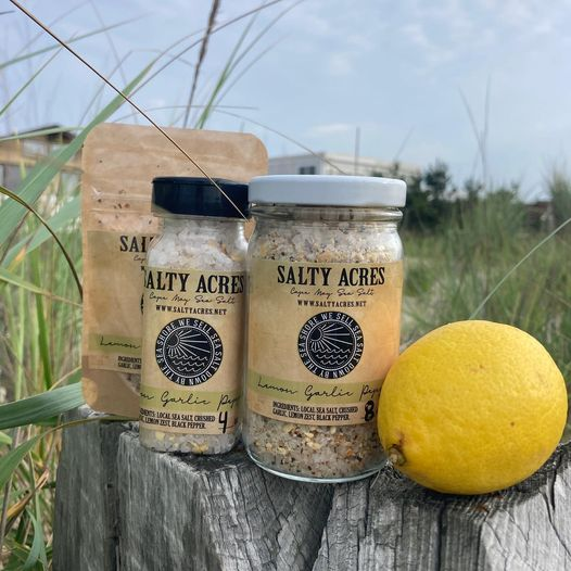 Hello sunshine!!!This week’s featured blend is our Original Lemon Garlic Pepper. This  citrusy blend pairs well on seafood, poultry and green veggies! Think kale, broccoli and green beans. 🍋🥦🍤🍗🐠🦞🦀#wesellseasaltdownbytheseashore #salty #saltfarm #lemongarlicpeppersalt