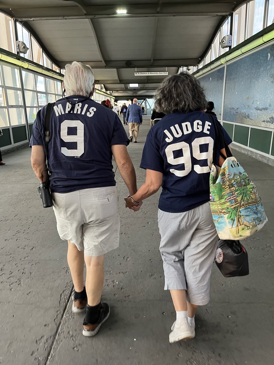 MRTeevs's tweet photo. Spotted by a friend on the way into Yankee Stadium tonight. #MLB @Yankees https://t.co/XqKdpkZr77