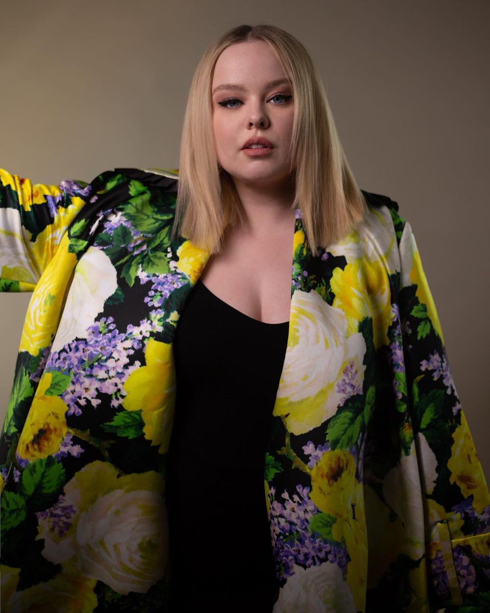 daphnxss's tweet image. as vezes me preocupo com a saúde da nicola. ela deve ter muita dor na coluna por ter q carregar o fardo de ser uma grande gostosa 😔