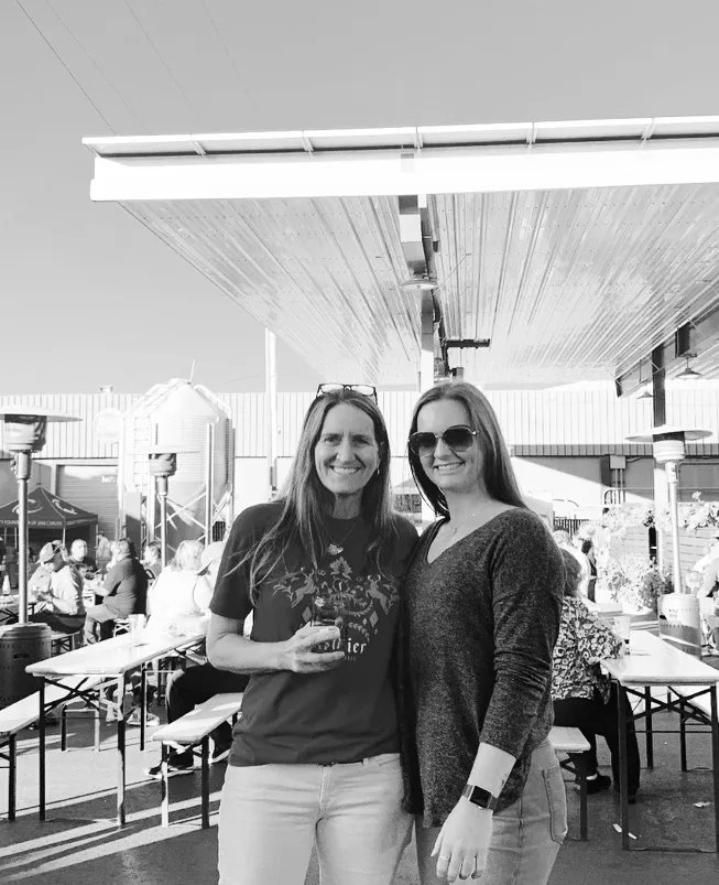 Super cool girls, with super cool drinks🍺  
#craftbeer #drinklocally #sancarlos