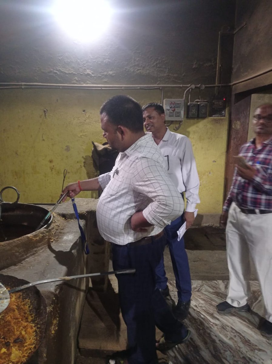 FSDAUP's tweet photo. DOM-24 test done by Food Safety Officers to test the efficacy of frying oil used by street food vendors and food business operators.
#fsdaup #eatrightchallenge #ffrc #eatright #FSSAI https://t.co/0uQZUb4UXD