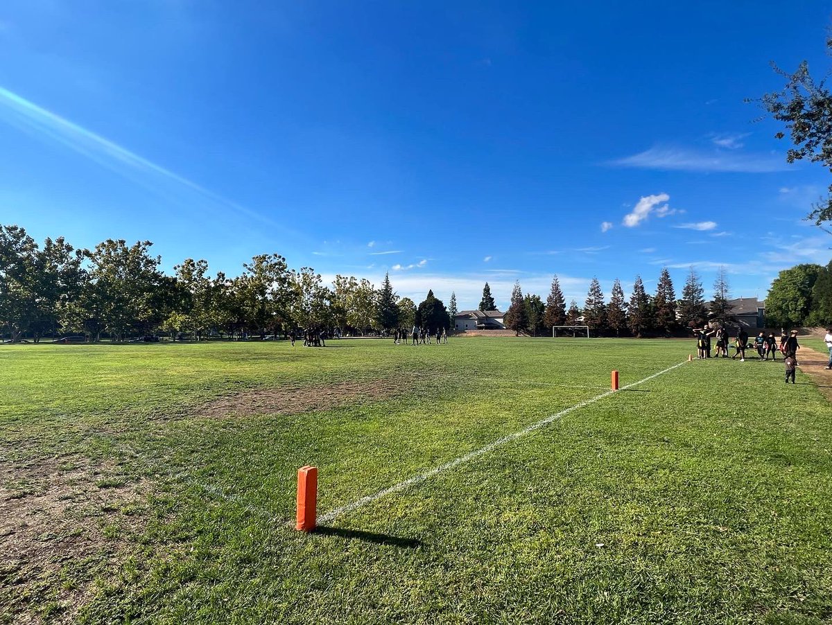 AthleticsNusd's tweet photo. The NUSD 7/8th 🏈🏐league officially begins-@natomascharter hosts @bcsbeavers 👏🏽👏🏽always great to see student-athletes competing&amp; having fun! Proud of each coach/player/school &amp; a beautiful day too!! #waytogoknights #waytogobeavers @MsCoachBee @NatomasUSD @natomasbuzz https://t.co/2DXRB1ZNLf