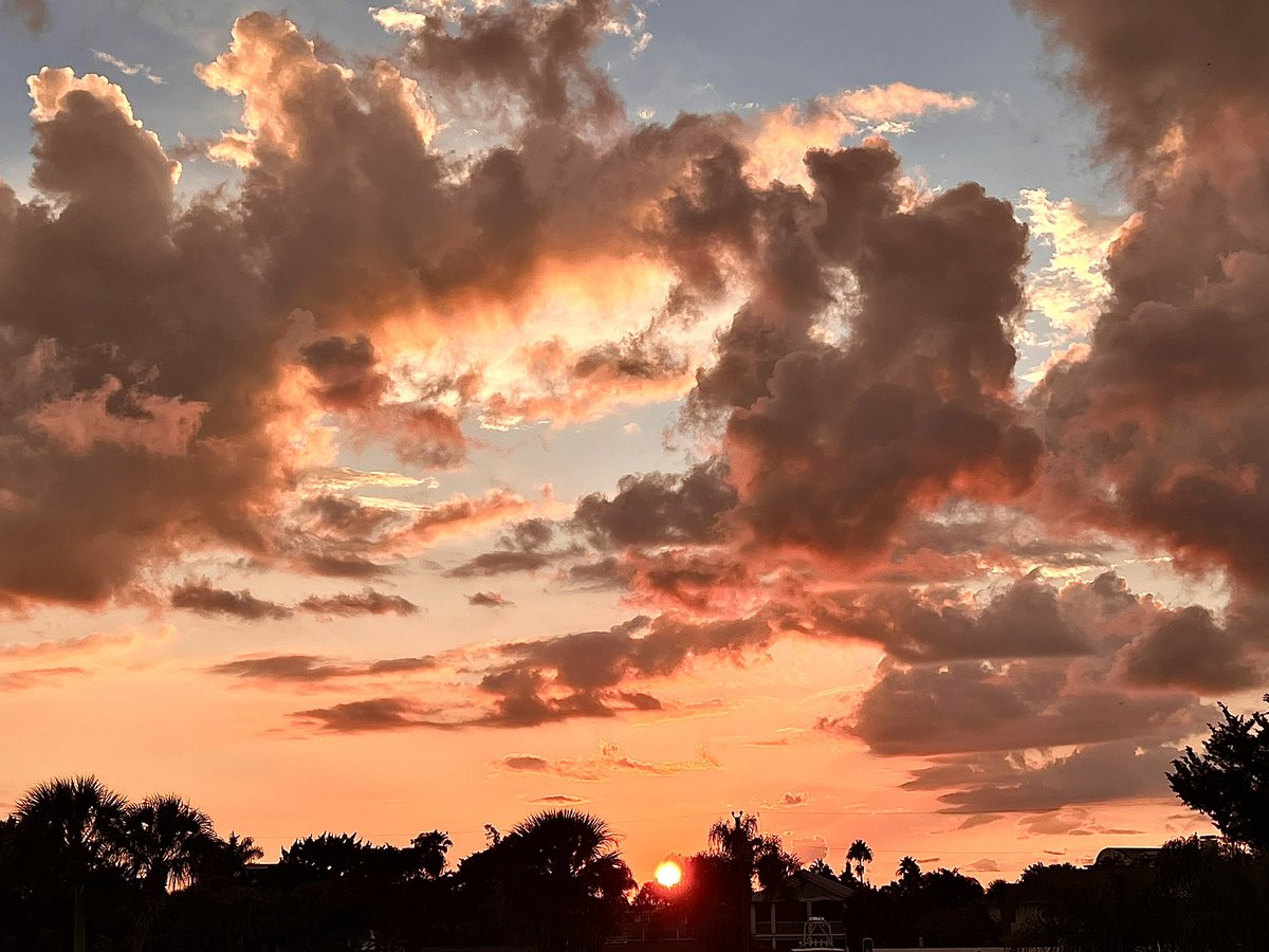 AsklarAdventure's tweet photo. Another beautiful sunset. #happy #good #fun #hmdradio #SoundCloud #podcast #asklaradventures #treasure #adventure https://t.co/BAVyTO56BM