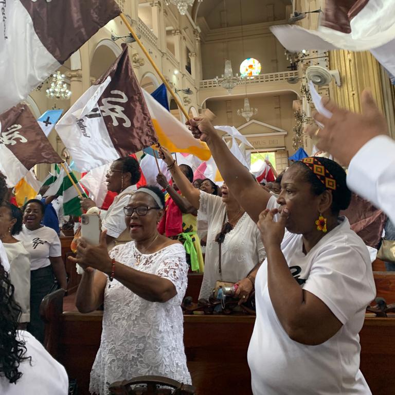 #MemoriaViva | Las fiestas que se realizan anualmente entre el 20 de septiembre y el 5 de octubre, se caracterizan por procesiones en torno a San Francisco y los bailes al ritmo de la chirimía en las calles de Quibdó en el marco de los desfiles de los barrios participantes.