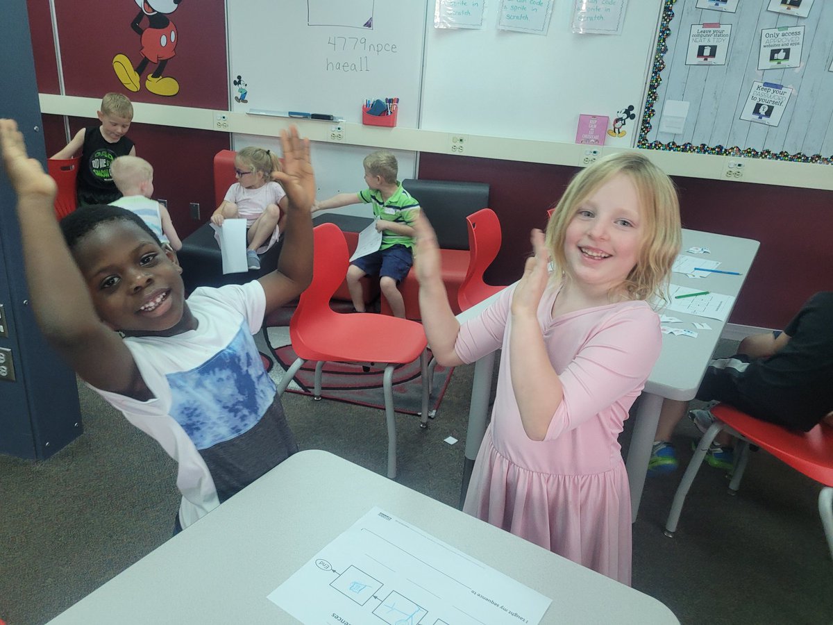 NPMrsD's tweet photo. Kindergarten was learning about sequencing today by making secret handshakes. #LilCoders https://t.co/36tRqj6ANF