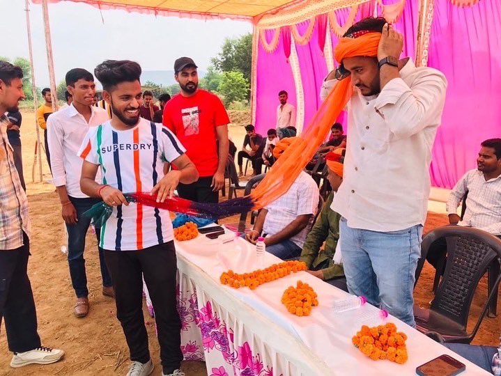 iAmitBadbadwal's tweet photo. #शाहपुरा में आयोजित #LPL क्रिकेट लीग में भाग लेकर सभी युवा खिलाड़ियों से मुलाकात की । आयोजनकर्ताओ को धन्यवाद, ऐसे आयोजन से ही ग्रामीण परिवेश से आने वाले प्रतिभाओ को आगे बढ़ने का मोका मिलेगा । https://t.co/ITATMMavBT