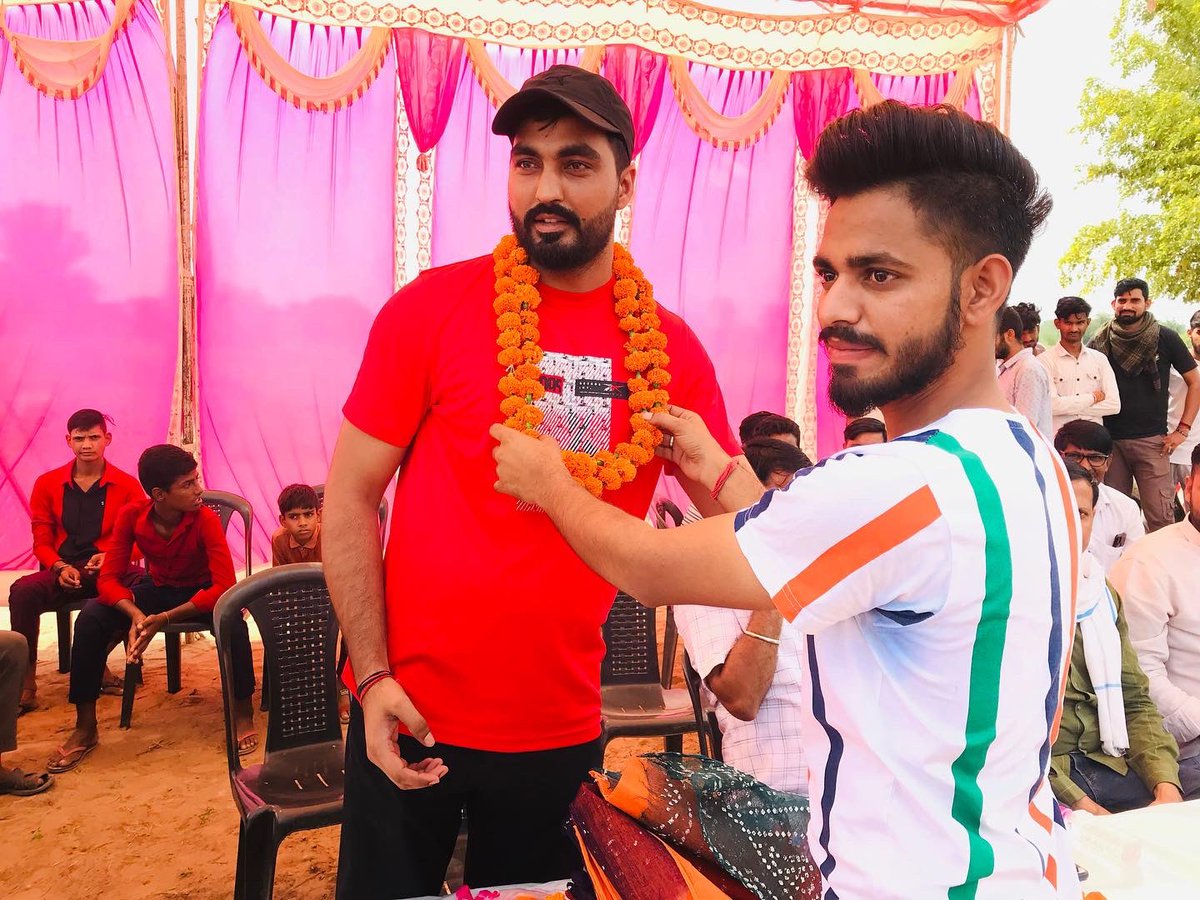 iAmitBadbadwal's tweet photo. #शाहपुरा में आयोजित #LPL क्रिकेट लीग में भाग लेकर सभी युवा खिलाड़ियों से मुलाकात की । आयोजनकर्ताओ को धन्यवाद, ऐसे आयोजन से ही ग्रामीण परिवेश से आने वाले प्रतिभाओ को आगे बढ़ने का मोका मिलेगा । https://t.co/ITATMMavBT
