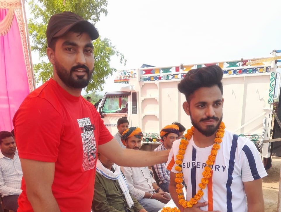 iAmitBadbadwal's tweet photo. #शाहपुरा में आयोजित #LPL क्रिकेट लीग में भाग लेकर सभी युवा खिलाड़ियों से मुलाकात की । आयोजनकर्ताओ को धन्यवाद, ऐसे आयोजन से ही ग्रामीण परिवेश से आने वाले प्रतिभाओ को आगे बढ़ने का मोका मिलेगा । https://t.co/ITATMMavBT
