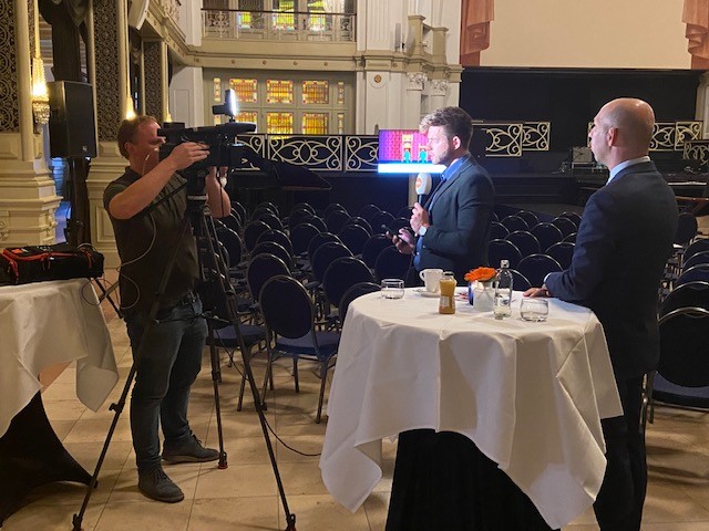 Hét Miljoenenontbijt in het <a href="/AmrathKurhaus/">Amrath Kurhaus</a> in Den Haag is van start gegaan met straks een live interview met ondernemer en <a href="/VNONCWDenHaag/">VNO-NCW Regio Den Haag</a> voorzitter <a href="/RobertMedenblik/">Robert Medenblik</a> op <a href="/WNLVandaag/">WNL Vandaag</a> met een reactie op de kabinetsplannen en gevolgen voor hem als ondernemer #MO22 <a href="/MKB_DenHaag/">MKB Den Haag</a>