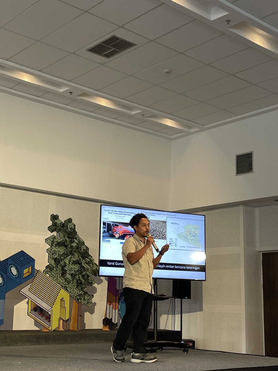 infoFKY's tweet photo. Performance Lecture selanjutnya hadir dari Irsyad Martias yang merupakan seorang Dosen Antropologi FIB Univ. Brawijaya. 🗣
#FKY #FKY2022 #MerekahRuah #CulturalFestival #WicaraFKY #PerformanceLecture #DiskusiPublik https://t.co/CtU5PBQYcj