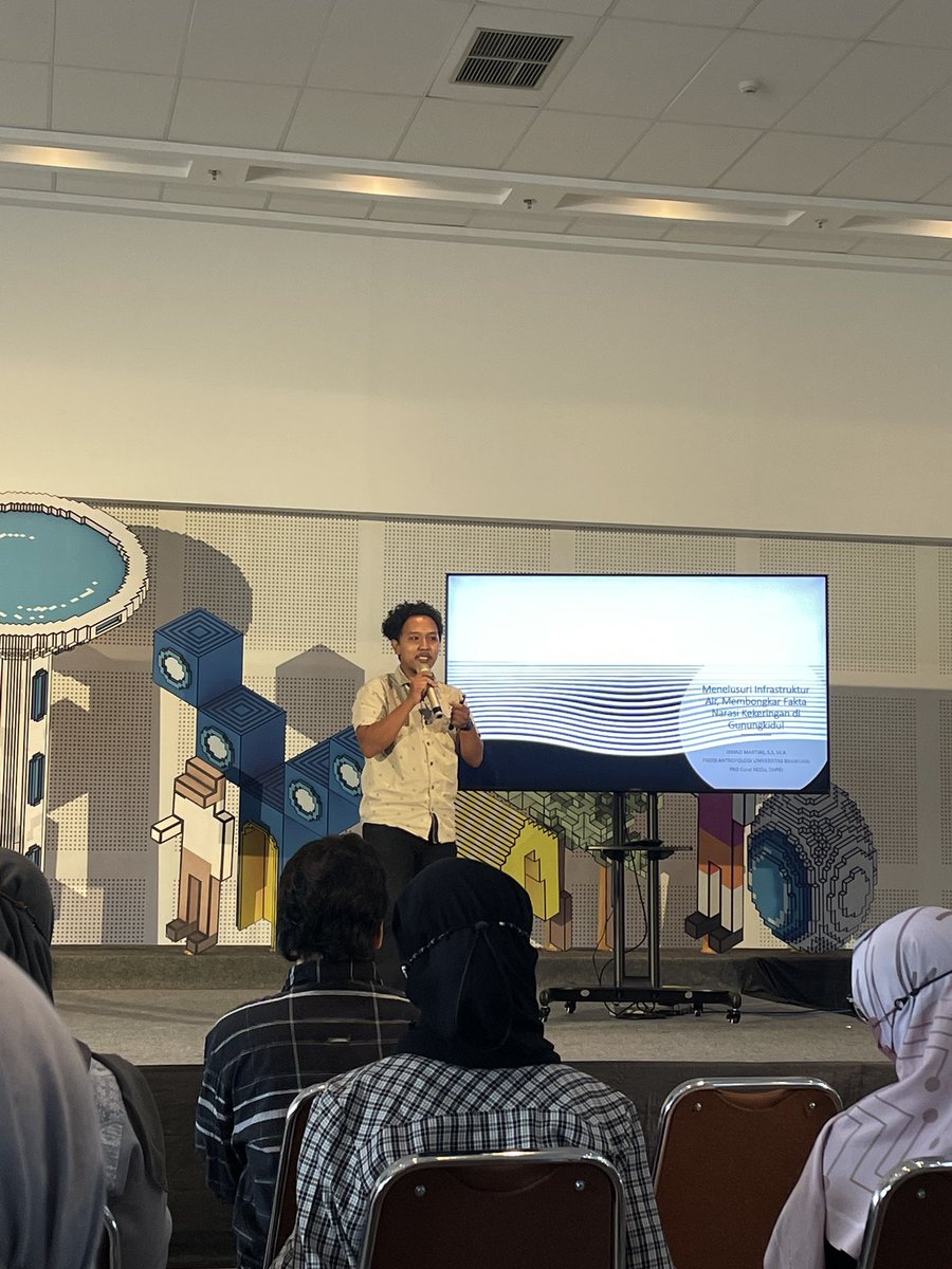 infoFKY's tweet photo. Performance Lecture selanjutnya hadir dari Irsyad Martias yang merupakan seorang Dosen Antropologi FIB Univ. Brawijaya. 🗣
#FKY #FKY2022 #MerekahRuah #CulturalFestival #WicaraFKY #PerformanceLecture #DiskusiPublik https://t.co/CtU5PBQYcj