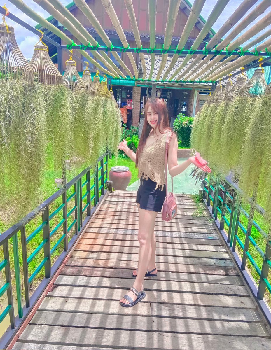 NRoedeewan's tweet photo. ในวันที่ต้องเจออะไรหนักๆ อย่างน้อยกระเป๋าตังค์ก็เบา 🤣 https://t.co/ltyaXI0JbB