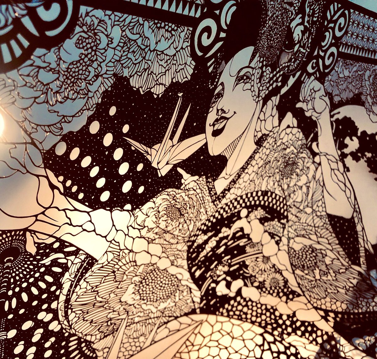 全体と一部。
#切り絵 #papercuttingart #art
こんな感じの大判切り絵をまた作りたいんやけどねえ…。