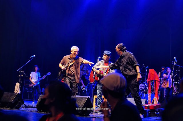 I P O N G tweet media