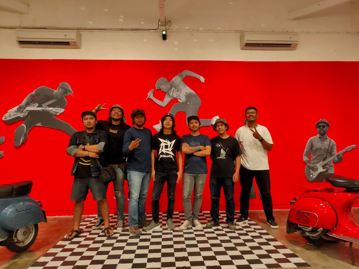 I P O N G tweet media