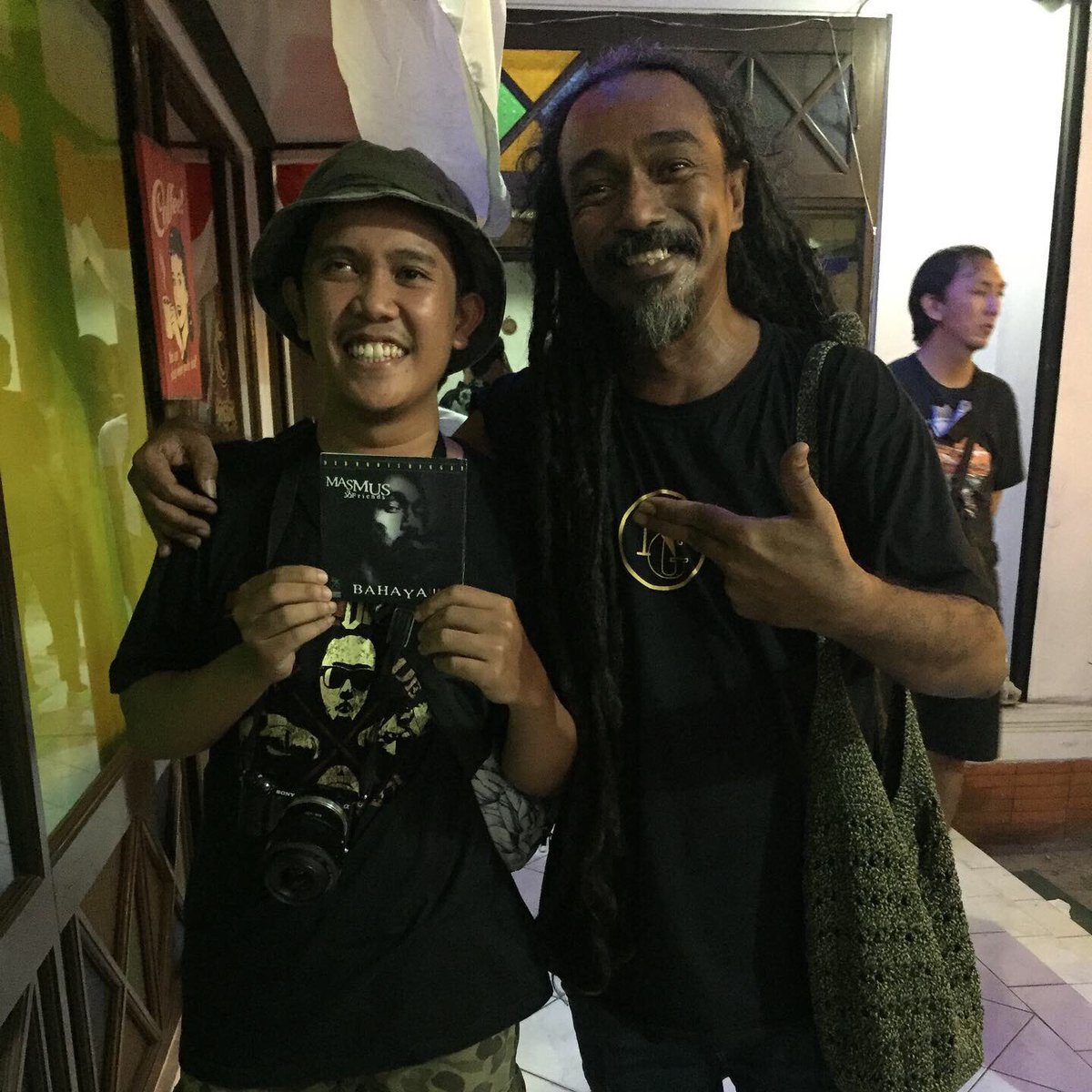 I P O N G tweet media