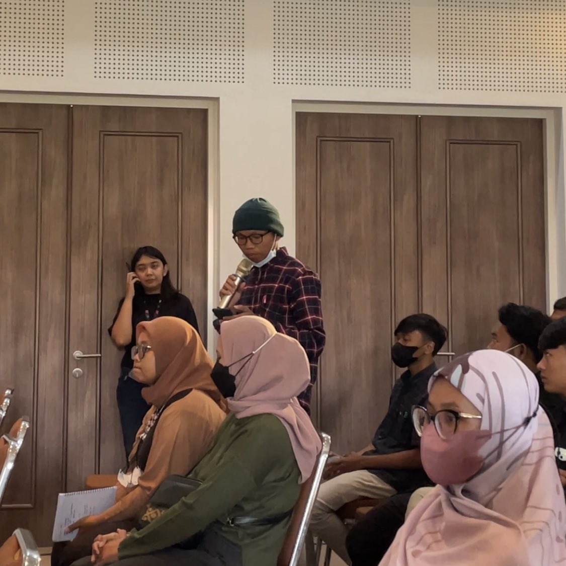 infoFKY's tweet photo. Sesi tanya jawab dengan peserta di Performance Lecture "Merawat Air di Yogyakarta" (Menengok Ulang Infrastruktur Air, Masa Kini & Masa Lampau). 👥
#FKY #FKY2022 #MerekahRuah #CulturalFestival #WicaraFKY #PerformanceLecture #DiskusiPublik https://t.co/3WAnML00ms
