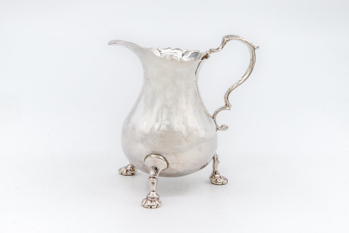 TJCMuseum's tweet photo. A #creamjug of plain #baluster form, with scalloped rim and scroll handle with leaf decoration, on three pad/paw feet.
Silversmith: Mowden (estab. 1739, closed 1774)
Dorothy Mills, London, England, 1757
πΈ Mitchell Luo
#tjc #TheJohnstonCollection #RogerBrookesBequest #Silver https://t.co/tHLuFpSzEz