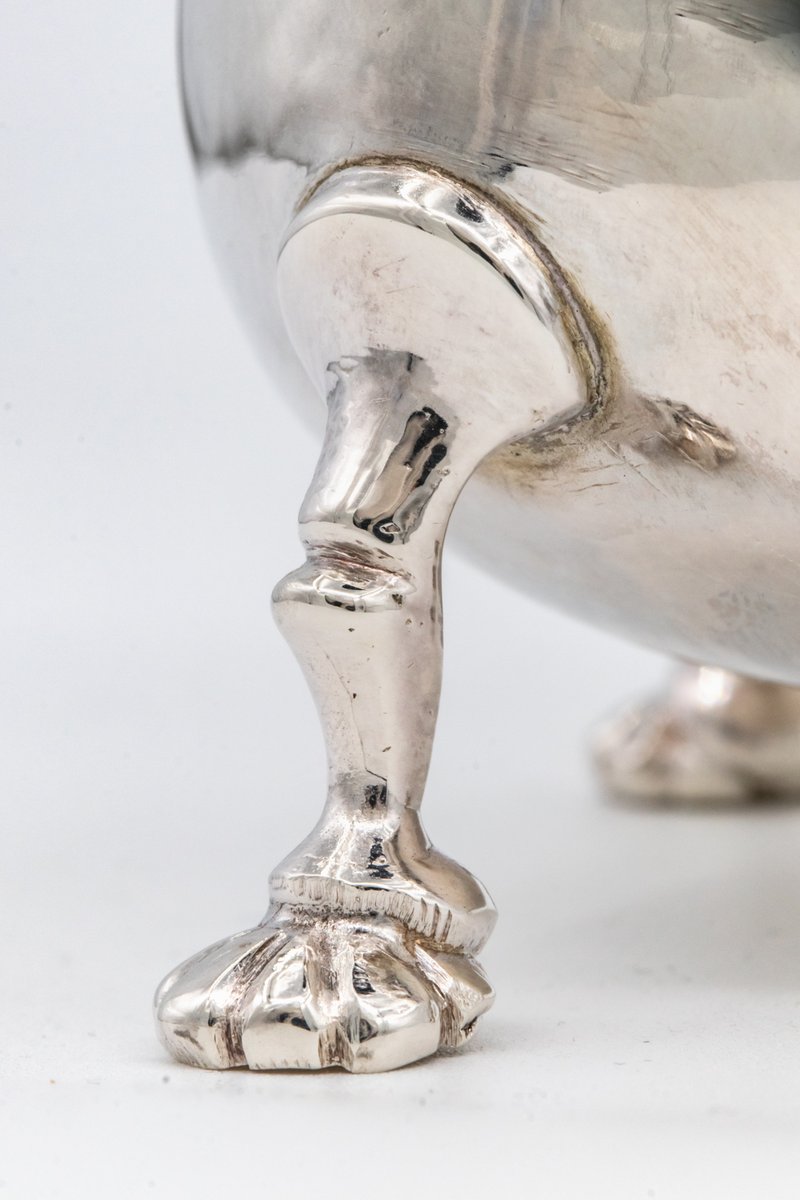 TJCMuseum's tweet photo. A #creamjug of plain #baluster form, with scalloped rim and scroll handle with leaf decoration, on three pad/paw feet.
Silversmith: Mowden (estab. 1739, closed 1774)
Dorothy Mills, London, England, 1757
πΈ Mitchell Luo
#tjc #TheJohnstonCollection #RogerBrookesBequest #Silver https://t.co/tHLuFpSzEz