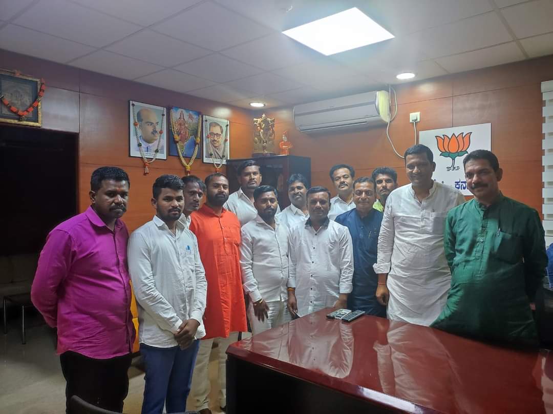 DSP4BJP's tweet photo. ಬೆಂಗಳೂರಿನ ಪಕ್ಷದ ಕೇಂದ್ರ ಕಛೇರಿ ಜಗನಾಥ ಭವನದಲ್ಲಿ ಬಿಜೆಪಿ ರಾಜ್ಯಾಧ್ಯಕ್ಷರಾದ ಶ್ರೀ ನಳಿನಕುಮಾರ ಕಟೀಲ್ ಅವರನ್ನು ಕ್ಷೇತ್ರದ ಪಕ್ಷದ  ಮುಖಂಡರು ಹಾಗೂ  ಕಾರ್ಯಕರ್ತರೊಡನೆ ಭೇಟಿ ಮಾಡಿ ಪಕ್ಷದ ಸಂಘಟನೆಯ ಕುರಿತು ಚರ್ಚಿಸಲಾಯಿತು.
#drsiddupatilhumanabad https://t.co/gYP6Rs2qMI