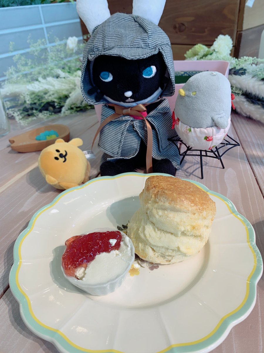 「お友達歓迎してくれるカフェに織守さんちのくらりちゃんと来た折紙サイクロンもいたけ」|石川チカのイラスト
