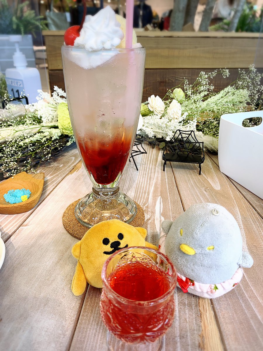 「お友達歓迎してくれるカフェに織守さんちのくらりちゃんと来た折紙サイクロンもいたけ」|石川チカのイラスト