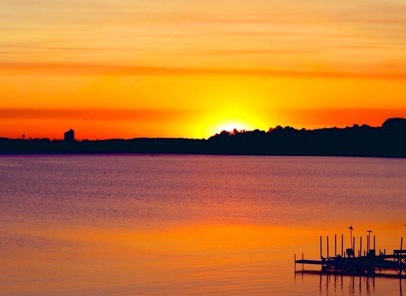 MitchandMarcy's tweet photo. @Giselleinmotion @LiveaMemory @fionamusiclakes @gfreetraveler @LindaPeters64 @MadHattersNYC @GoodLifeWithIQ @sl2016_sl @perthtravelers @CharlesMcCool @live4sights @180books @4passports @DrKerryS Thank you Giselle for your hosting efforts; For you, a #Top4Theme of #Top4Faves,  #PureMichigan #orange raves.  
🌅 📸 #mitchandmarcyphotos

↖️ #EastBay 
↙️ #GrandTraverseBay 
↗️ #SaintIgnace 
↘️ #WestBay 

🙏🏼 Hosts: @LiveaMemory @fionamusiclakes @gfreetraveler @Giselleinmotion https://t.co/KR8j0NcnkL