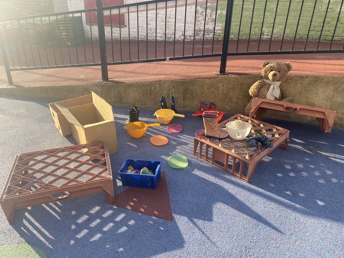 Heber_FS's tweet photo. All set up for our Story Immersion Day. What better way to celebrate favourite books by coming to school in your pj’s and curl up with your favourite book! So much story language, imaginative role play. What stories can you see in our provision? #EYFS #funlearning https://t.co/8TkSYJuPkd