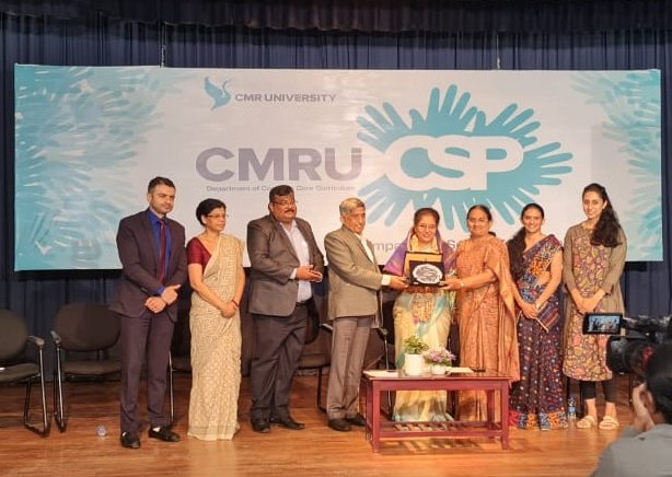 <a href="/KCRamamurthyBJP/">K.C. Ramamurthy</a> felicitates the Chief Guest of the event, Dr.<a href="/Tej_AnanthKumar/">Tejaswini AnanthKumar</a> of <a href="/adamya_chetana/">Adamya Chetana</a> Foundation.